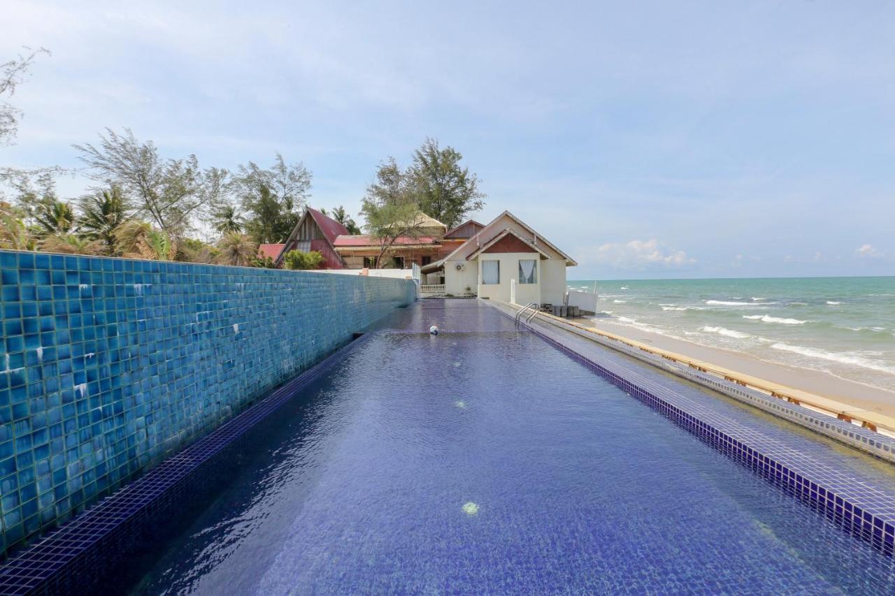 Villa Danialla Beach Resort Kampong Ayer Terjun Pinang Bagian luar foto