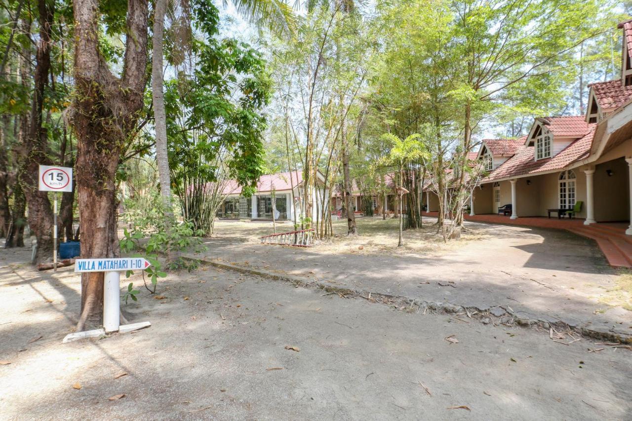 Villa Danialla Beach Resort Kampong Ayer Terjun Pinang Bagian luar foto