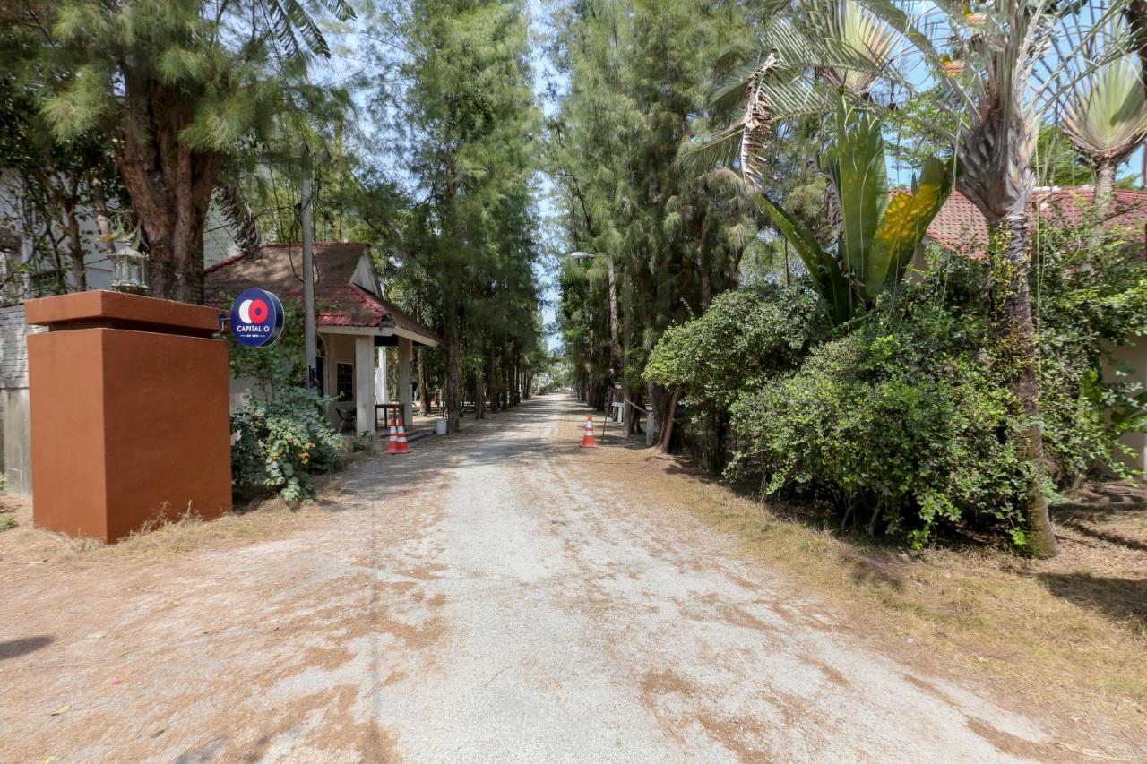 Villa Danialla Beach Resort Kampong Ayer Terjun Pinang Bagian luar foto