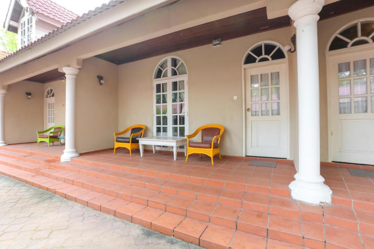 Villa Danialla Beach Resort Kampong Ayer Terjun Pinang Bagian luar foto