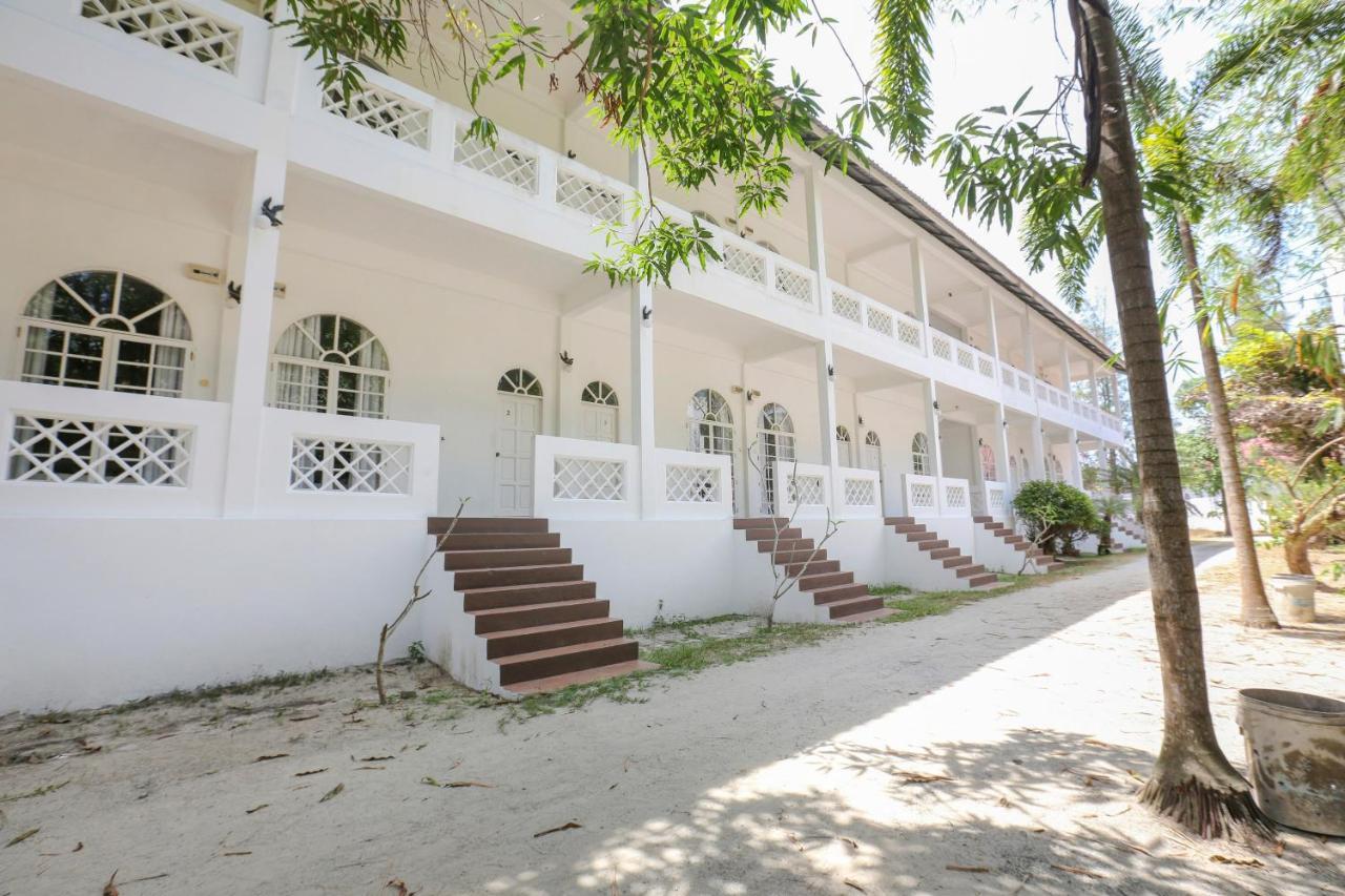 Villa Danialla Beach Resort Kampong Ayer Terjun Pinang Bagian luar foto