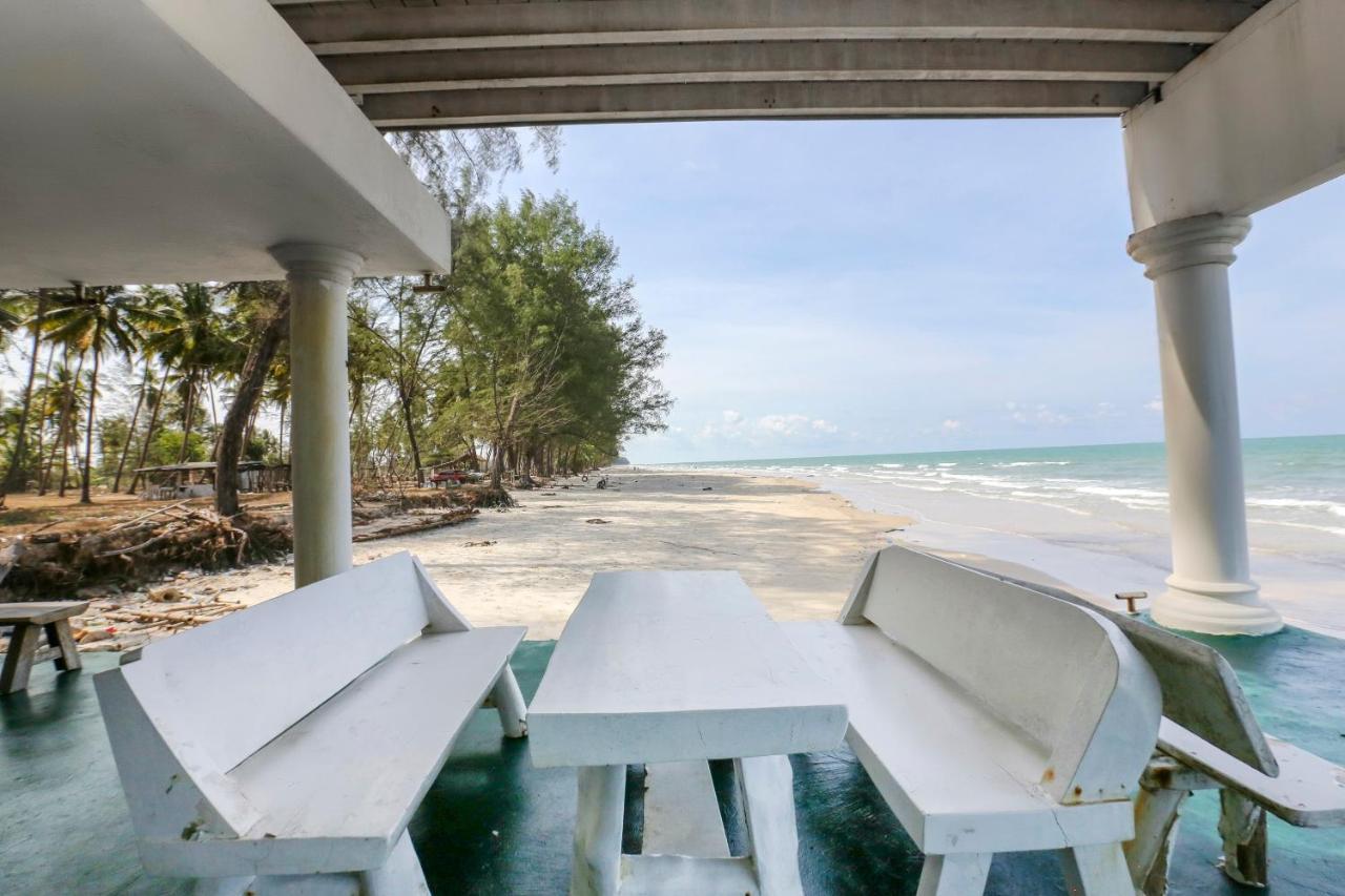 Villa Danialla Beach Resort Kampong Ayer Terjun Pinang Bagian luar foto
