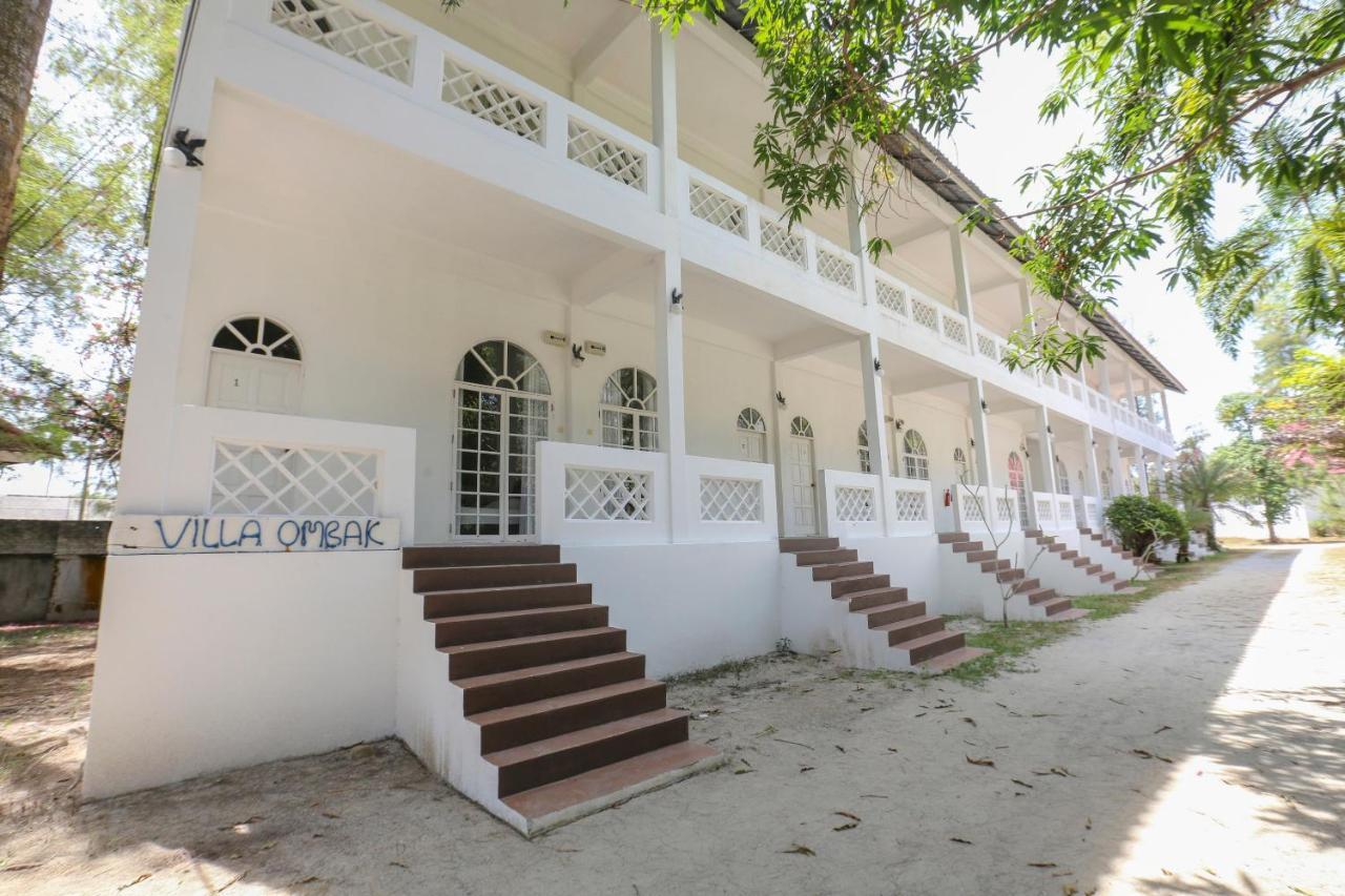 Villa Danialla Beach Resort Kampong Ayer Terjun Pinang Bagian luar foto