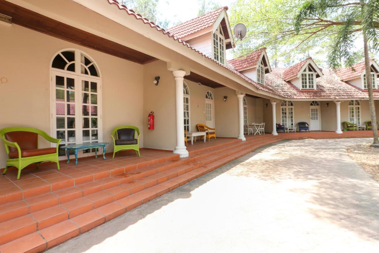 Villa Danialla Beach Resort Kampong Ayer Terjun Pinang Bagian luar foto