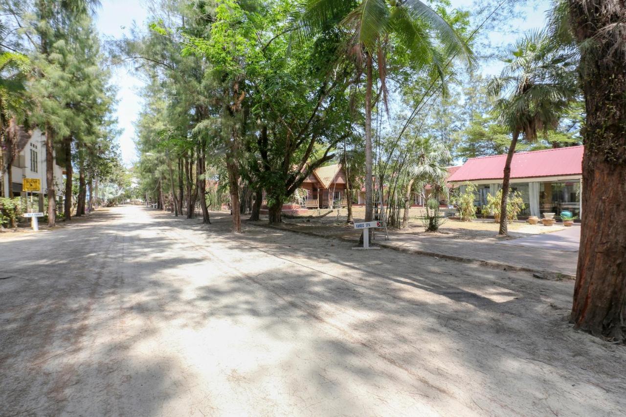Villa Danialla Beach Resort Kampong Ayer Terjun Pinang Bagian luar foto
