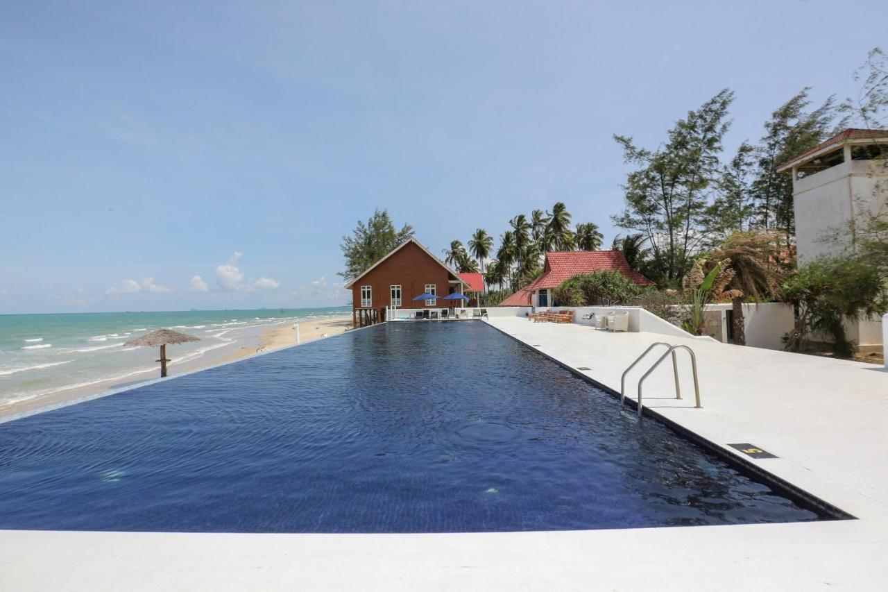 Villa Danialla Beach Resort Kampong Ayer Terjun Pinang Bagian luar foto