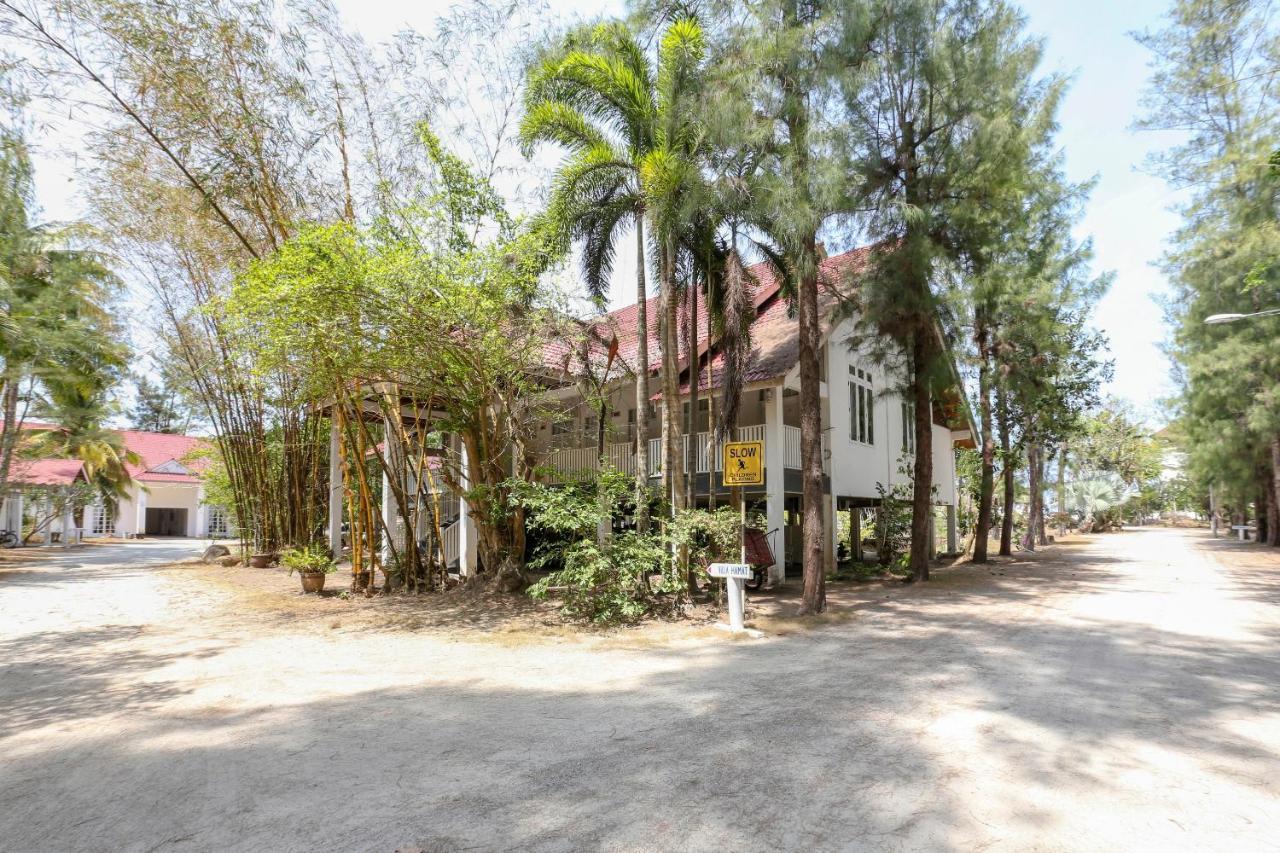 Villa Danialla Beach Resort Kampong Ayer Terjun Pinang Bagian luar foto